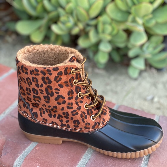 NEW ARRIVALS** LADIES LEOPARD LACE UP DUCK BOOTS - Picture 2 of 3